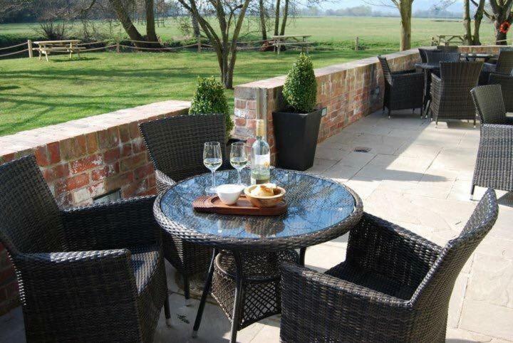 The Lion Hotel Leintwardine Bagian luar foto